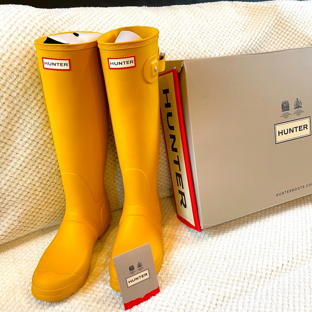 NWT in box Hunter Original tall waterproof rain boots. Will ship immediately.